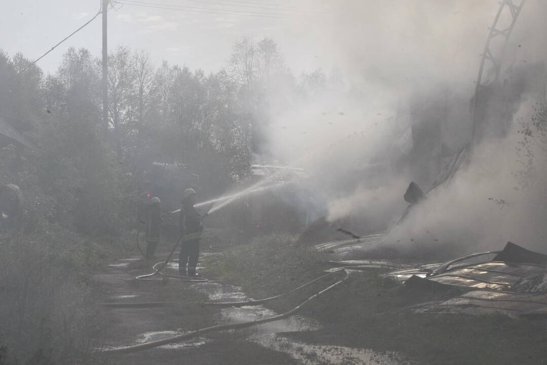 Klaipėdos rajone liepsnoja šieno prikrautas angaras