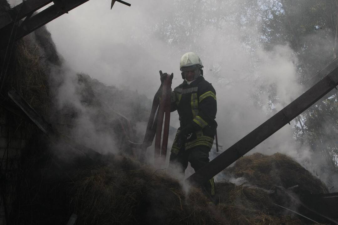 Klaipėdos rajone liepsnoja šieno prikrautas angaras