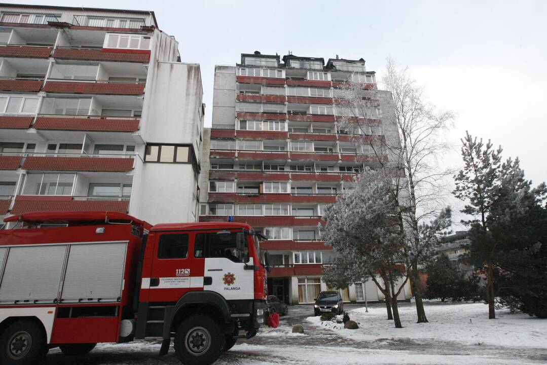 Naktį Palangoje degė buvęs „Lino“ poilsio namų daugiaaukštis pastatas