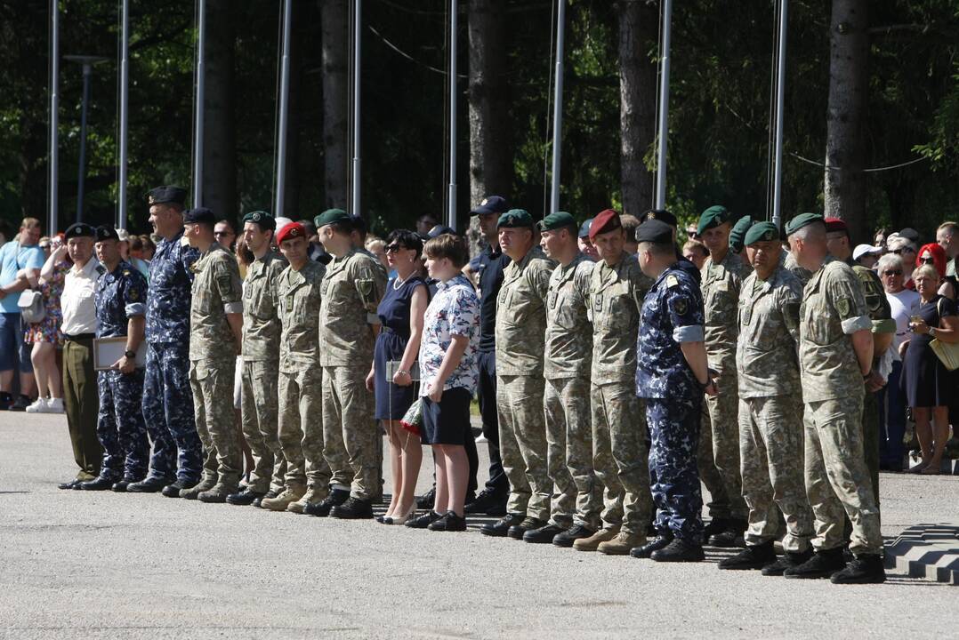 Klaipėdos Dragūnų batalione – vadų pasikeitimas ir šauktinių išlydėtuvės