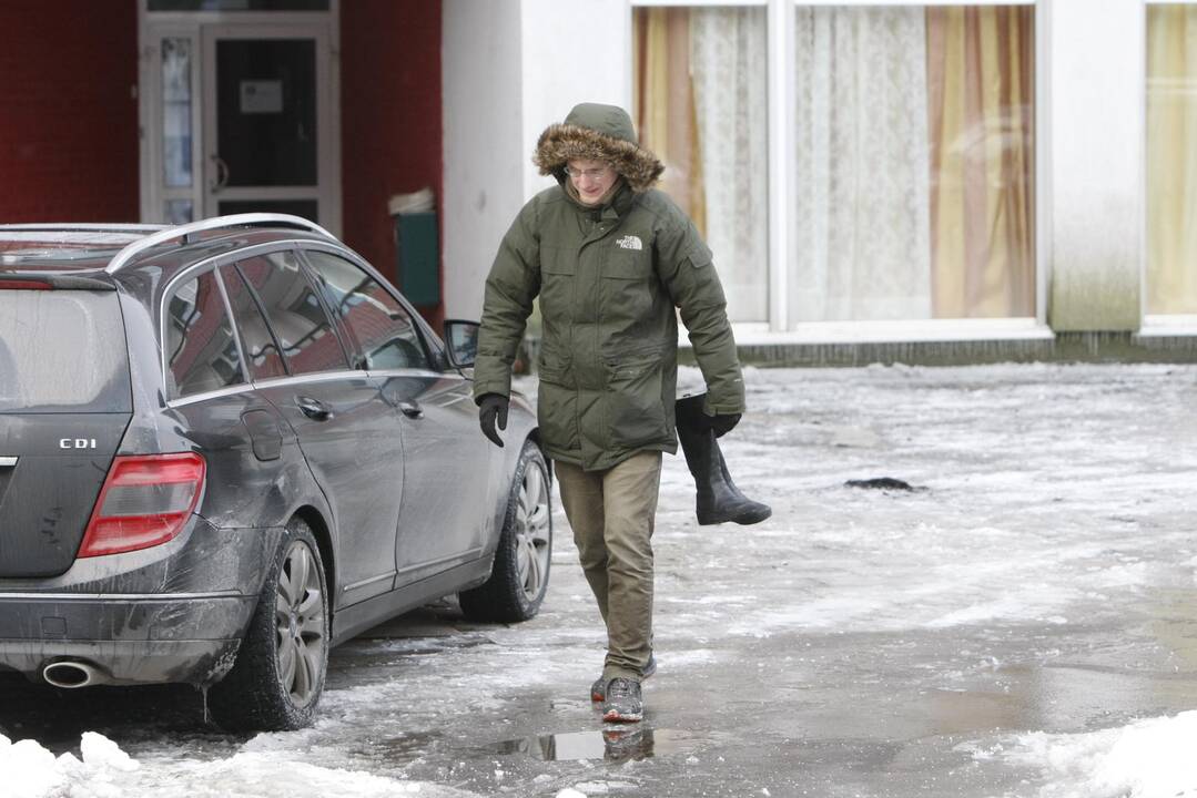 Naktį Palangoje degė buvęs „Lino“ poilsio namų daugiaaukštis pastatas