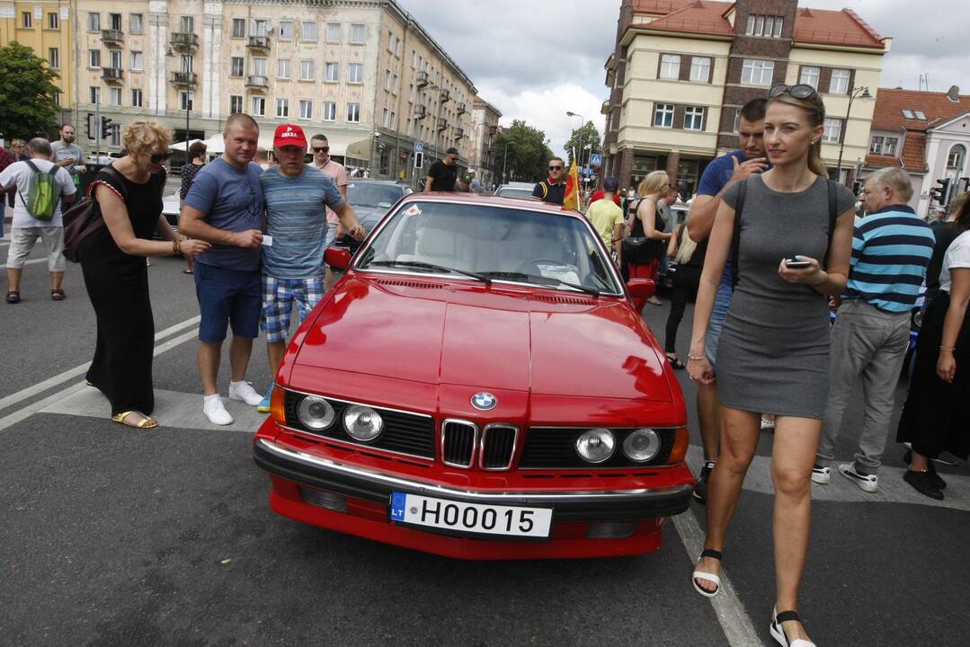 Uostamiesčio gatvėse – senovinių automobilių paradas