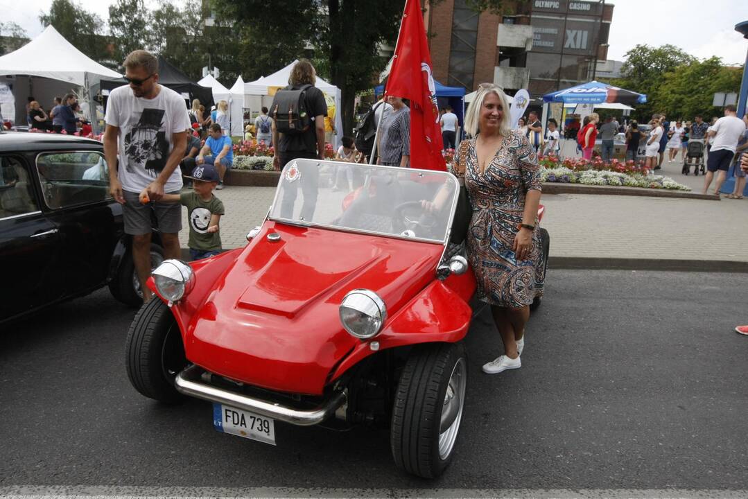 Uostamiesčio gatvėse – senovinių automobilių paradas