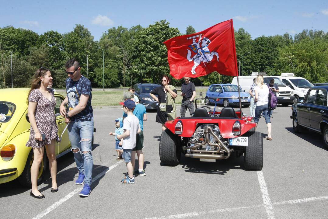 Sezoną pradėjo senovinių automobilių asociacija „Seni kibirai“