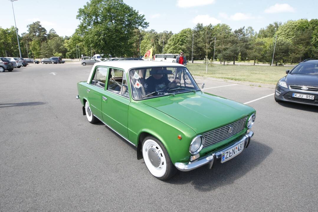 Sezoną pradėjo senovinių automobilių asociacija „Seni kibirai“