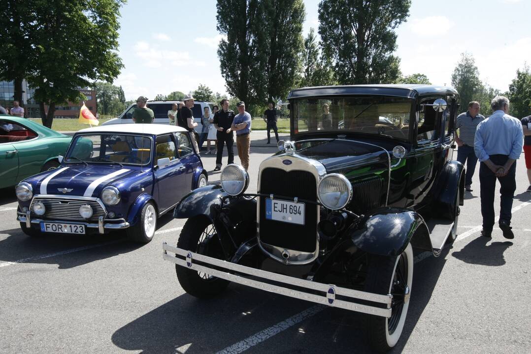 Sezoną pradėjo senovinių automobilių asociacija „Seni kibirai“