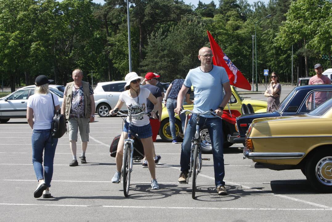 Sezoną pradėjo senovinių automobilių asociacija „Seni kibirai“