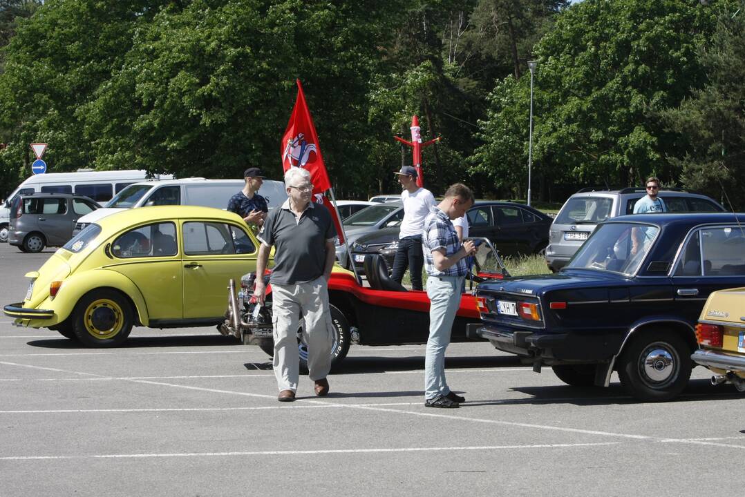 Sezoną pradėjo senovinių automobilių asociacija „Seni kibirai“