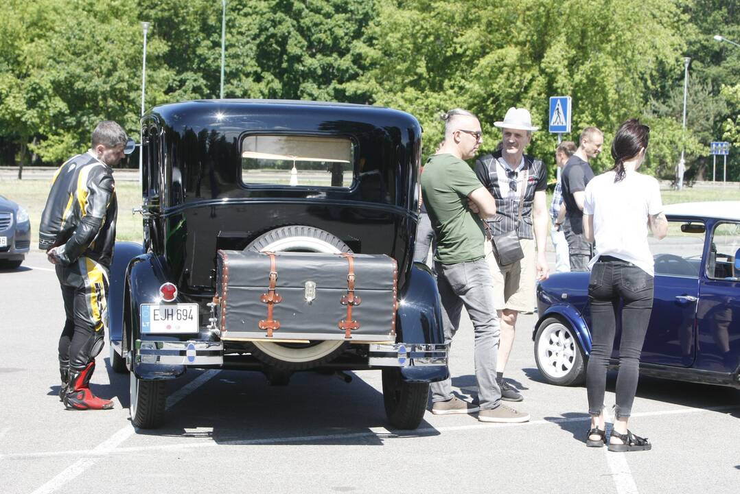 Sezoną pradėjo senovinių automobilių asociacija „Seni kibirai“