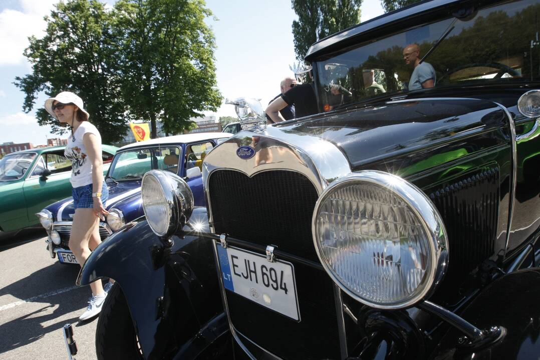 Sezoną pradėjo senovinių automobilių asociacija „Seni kibirai“