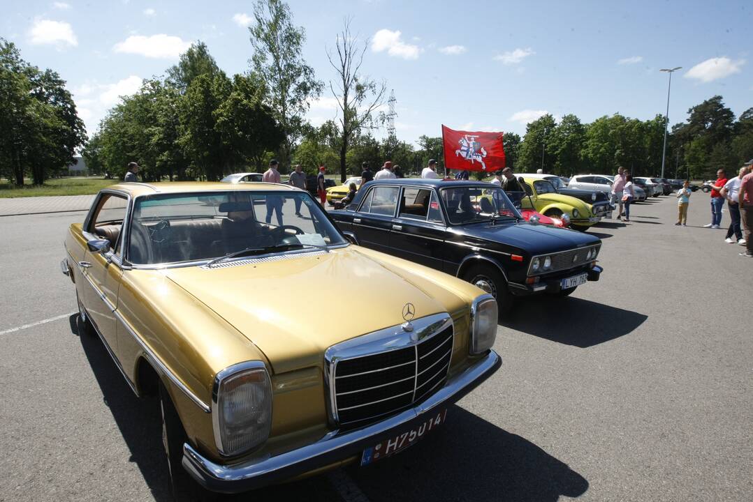 Sezoną pradėjo senovinių automobilių asociacija „Seni kibirai“