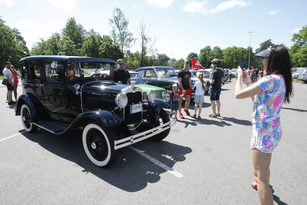 Sezoną pradėjo senovinių automobilių asociacija „Seni kibirai“