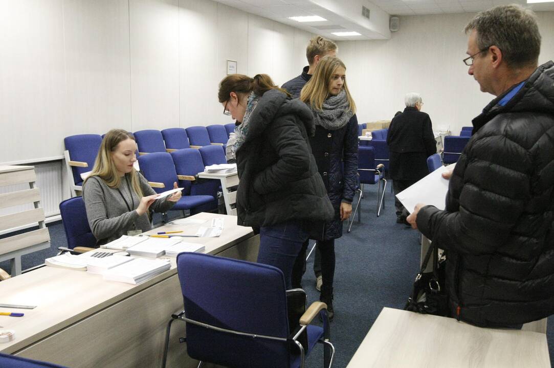 Antrasis Seimo rinkimų turas: rinkėjai balsuoja vangiai