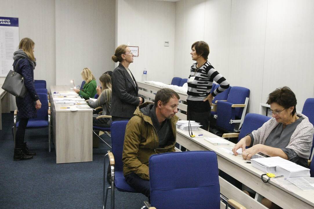 Antrasis Seimo rinkimų turas: rinkėjai balsuoja vangiai