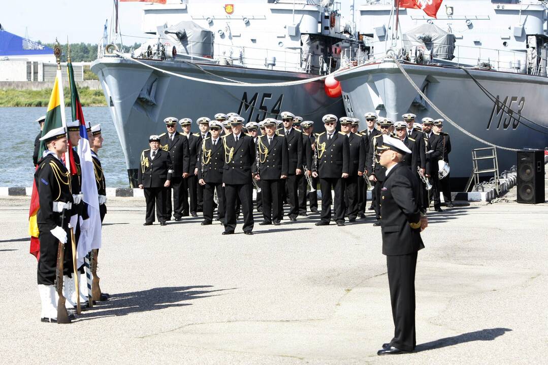 Karinių jūrų pajėgų vadų pasikeitimo ceremonija.