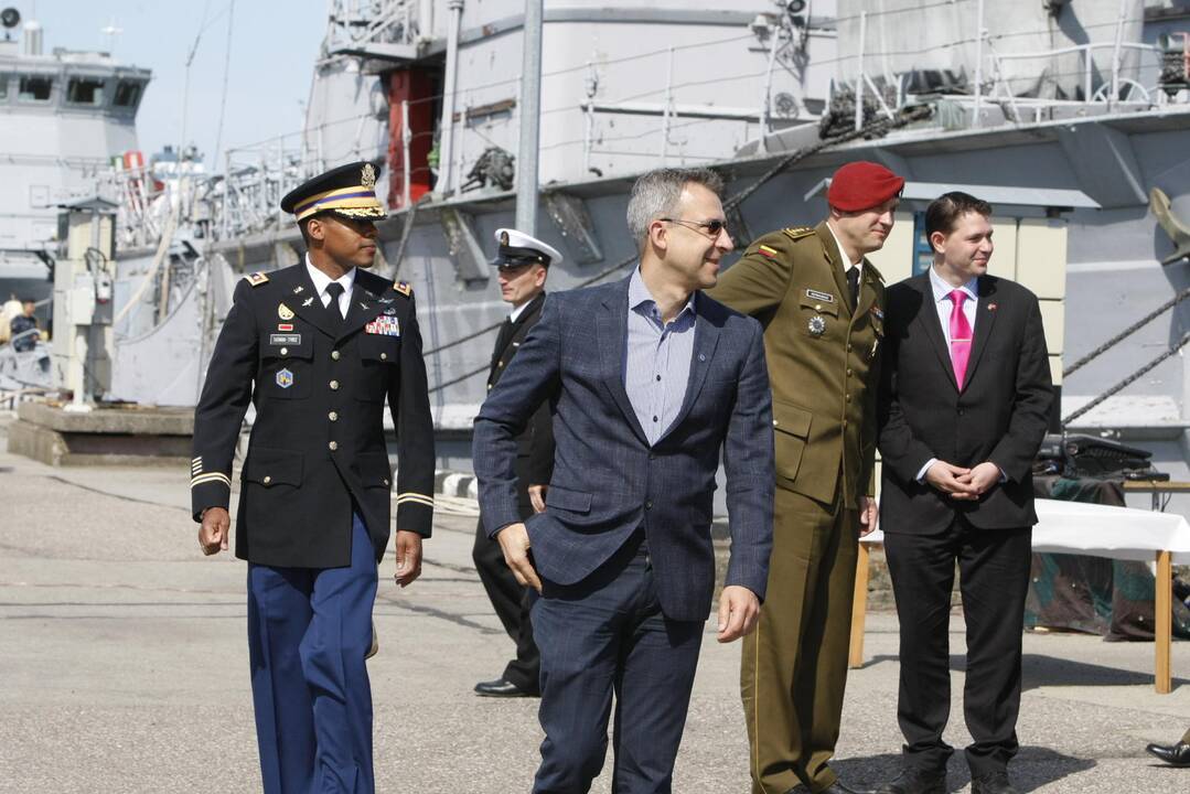 Karinių jūrų pajėgų vadų pasikeitimo ceremonija.