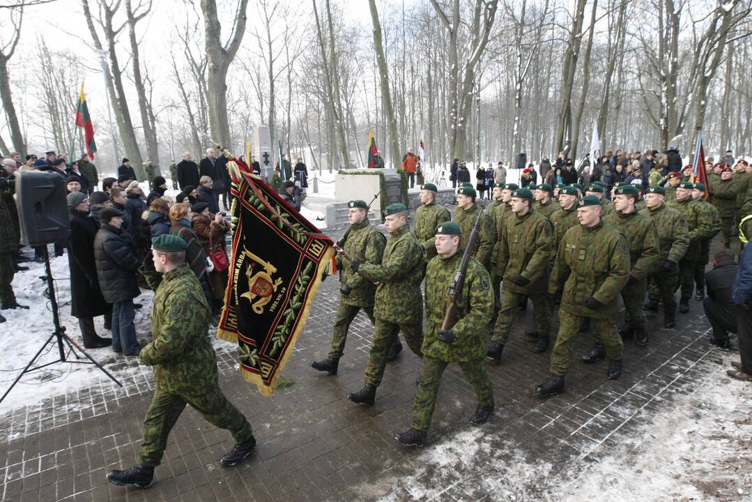 Žuvusiųjų pagerbimas prie paminklo 1923 metų sukilimo dalyviams 