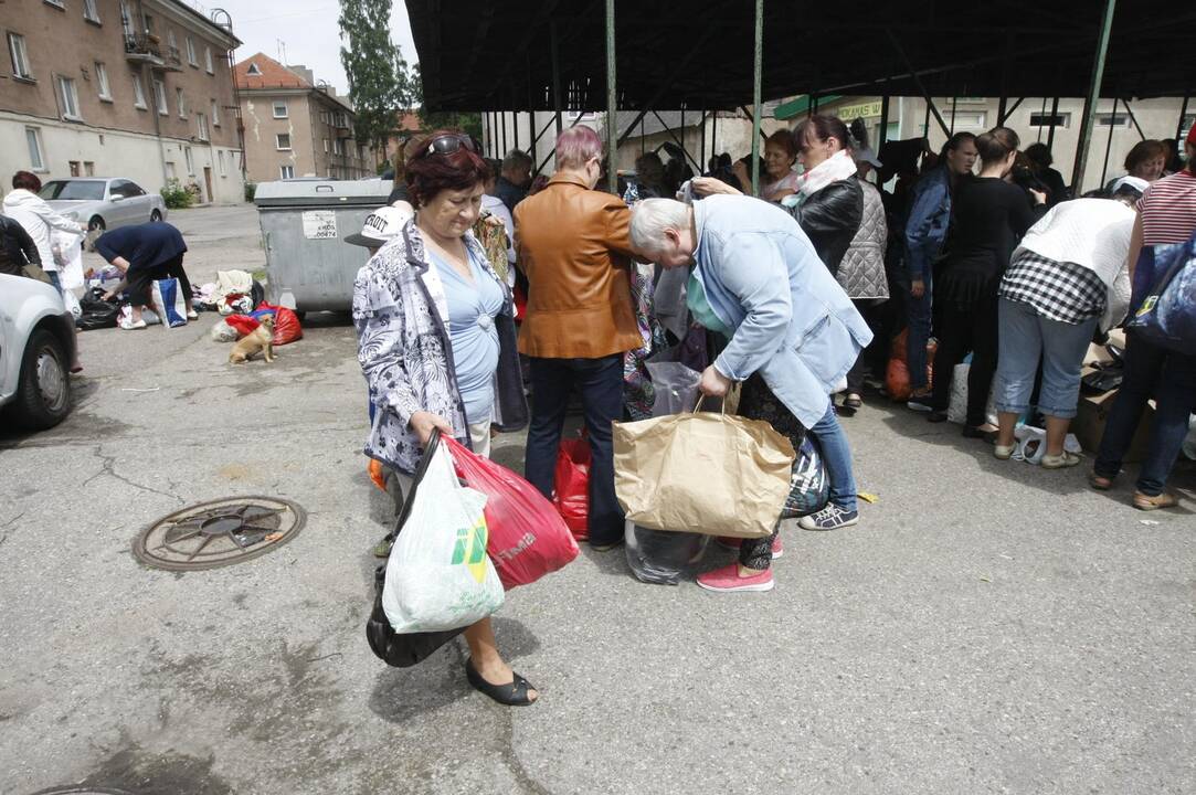 Klaipėdiečiai sunkiai besiverčiantiems dovanojo daiktus