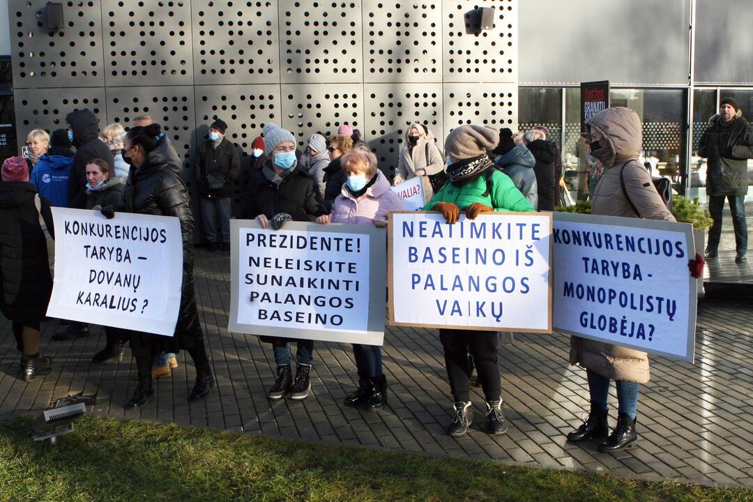 Palangoje – protestas prieš „Pušyno“ ir baseino privatizavimą: žmonės piktinosi A. Bilotaite