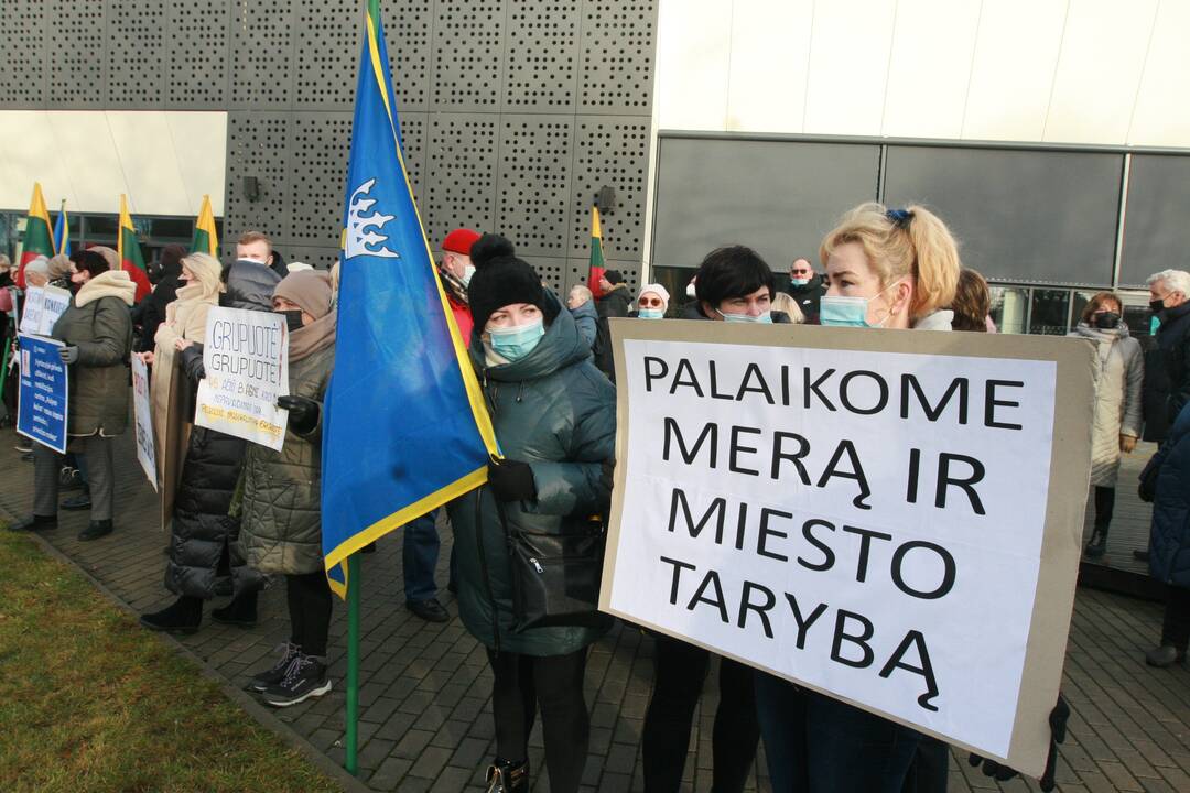 Palangoje – protestas prieš „Pušyno“ ir baseino privatizavimą: žmonės piktinosi A. Bilotaite