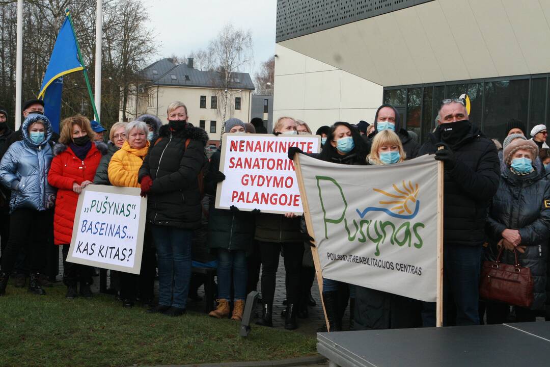 Palangoje – protestas prieš „Pušyno“ ir baseino privatizavimą: žmonės piktinosi A. Bilotaite