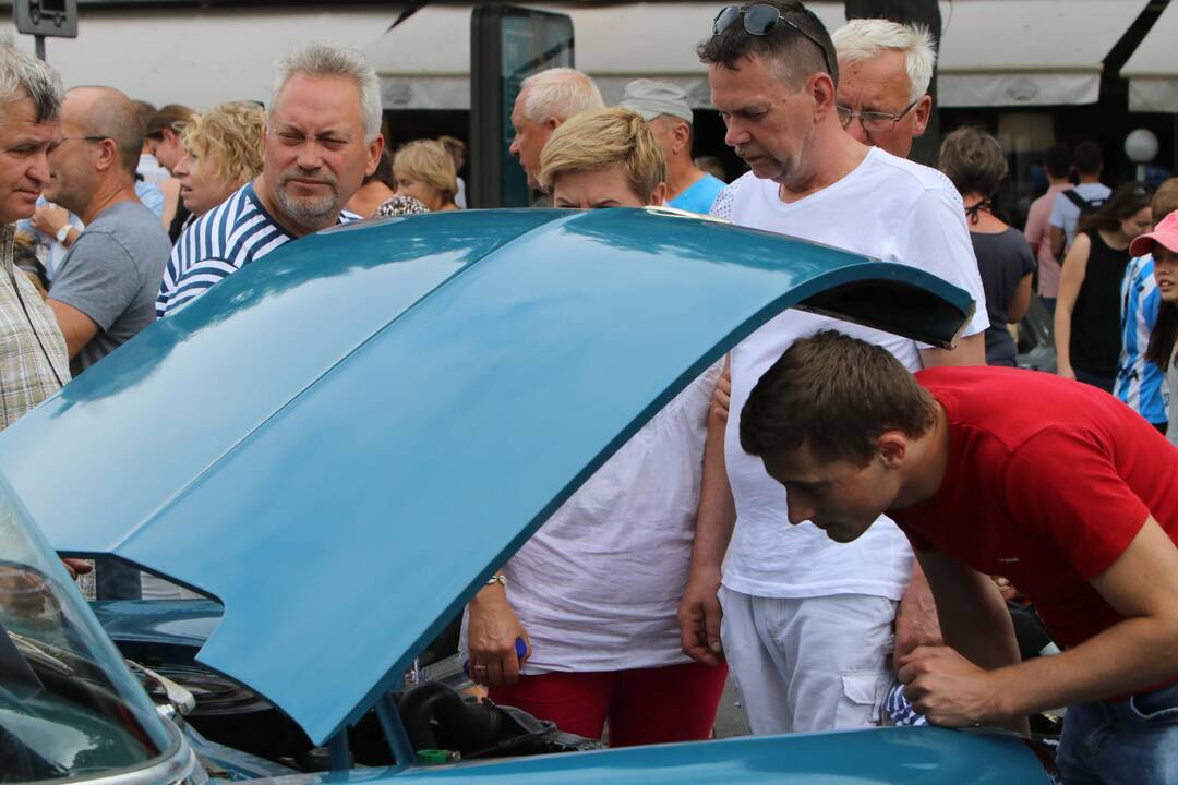 Uostamiesčio gatvėse – senovinių automobilių paradas