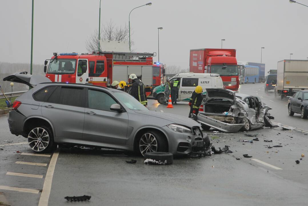 Mokyklos gatvėje – skaudi BMW ir „Honda“ avarija: automobiliai sumaitoti, trys žmonės ligoninėje