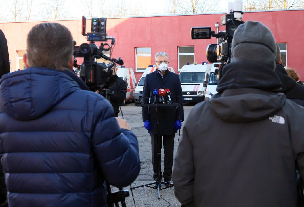 Prezidentas lankėsi karštosios koronaviruso linijos centre