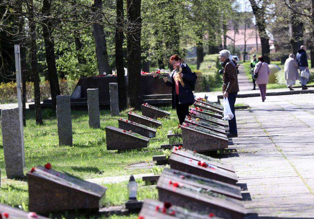 Provokacija Kauno kapinėse: ant medžių – draudžiami naudoti simboliai