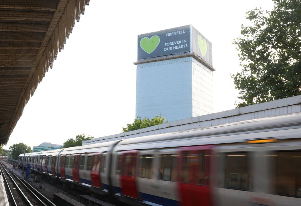 Londone 2017 metais degęs daugiabutis „Grenfell Tower“ bus nugriautas