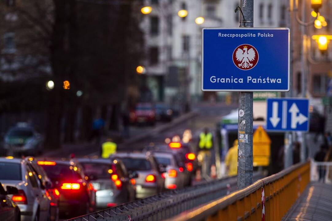 Lenkija ketina užsidaryti, jei sergamumas COVID-19 pasieks 30 tūkst. atvejų per parą