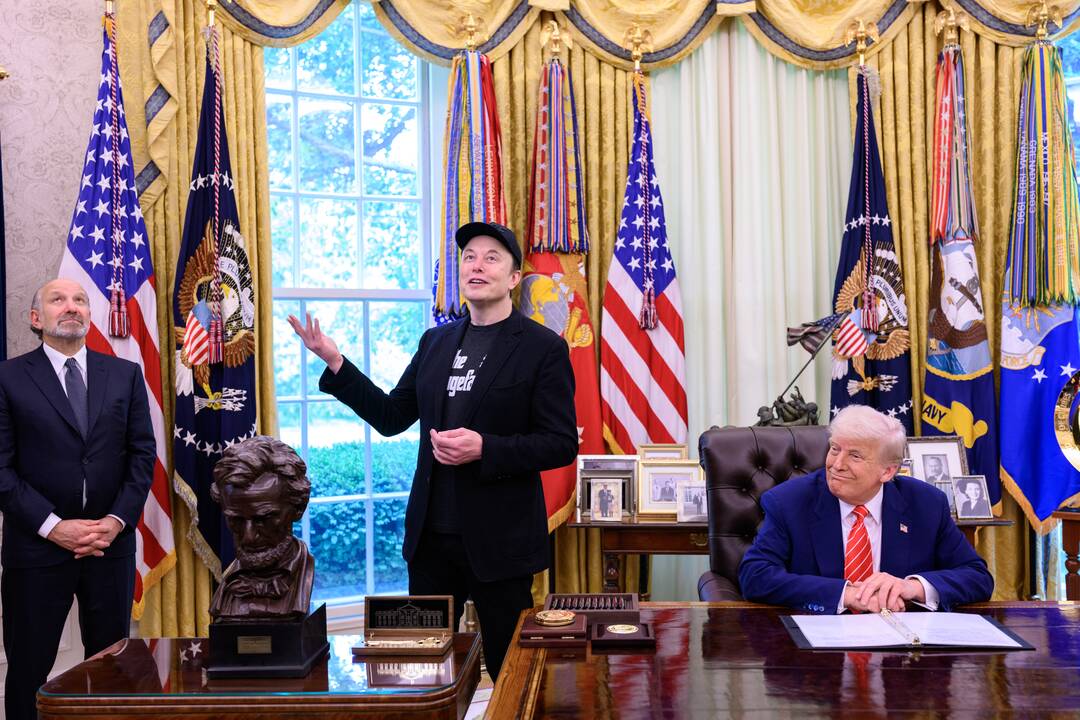 Muskas užsipuolė Trumpo išlaidų įstatymo projektą: šlykšti bjaurastis