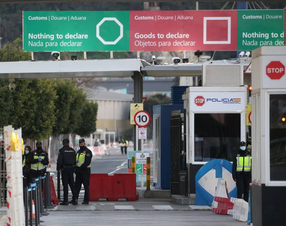 Tyrimas: šimtai tūkstančių žmonių dėl pandemijos palieka Didžiąją Britaniją