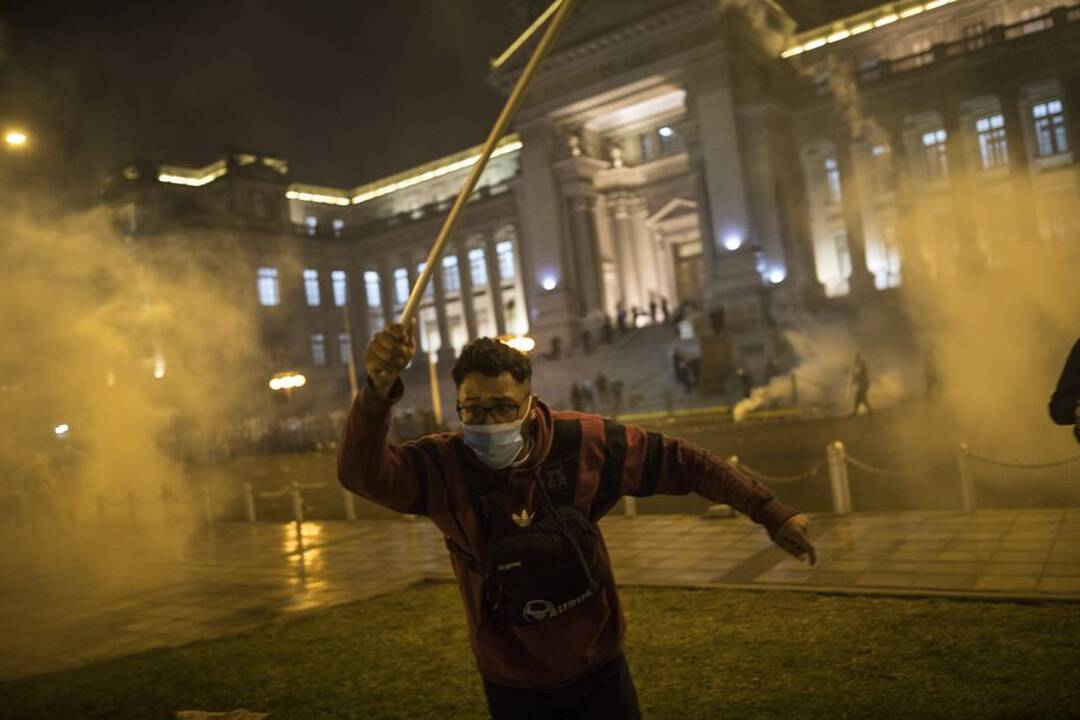 Peru paskelbus apkaltą prezidentui protestuotojai susirėmė su policija