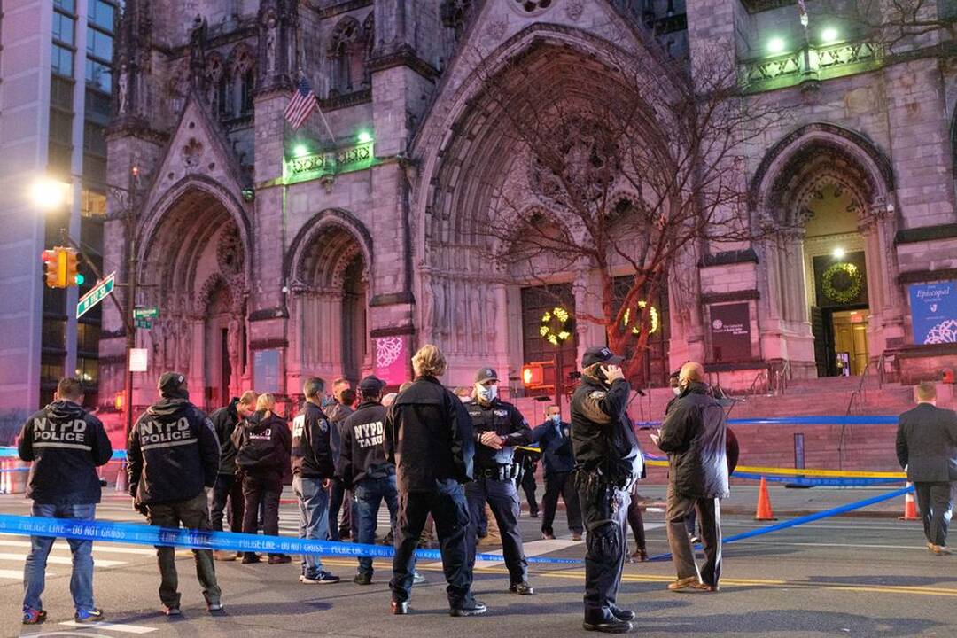 Niujorke policija nukovė per kalėdinį koncertą šaudyti pradėjusį vyrą