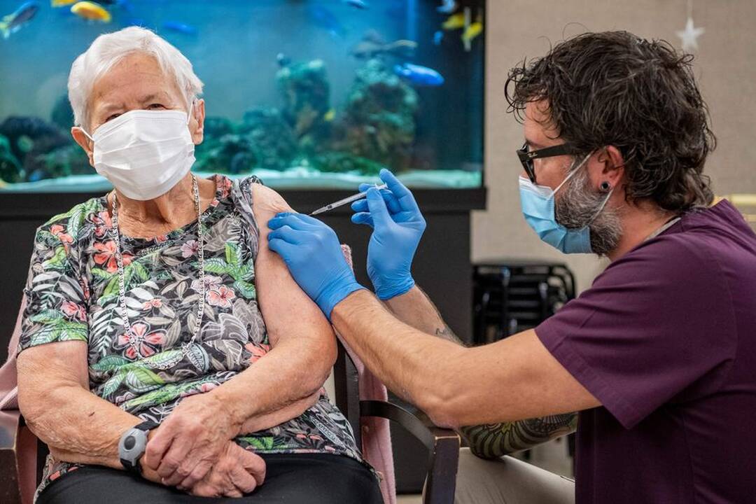 Šveicarija pradėjo skiepyti nuo COVID-19