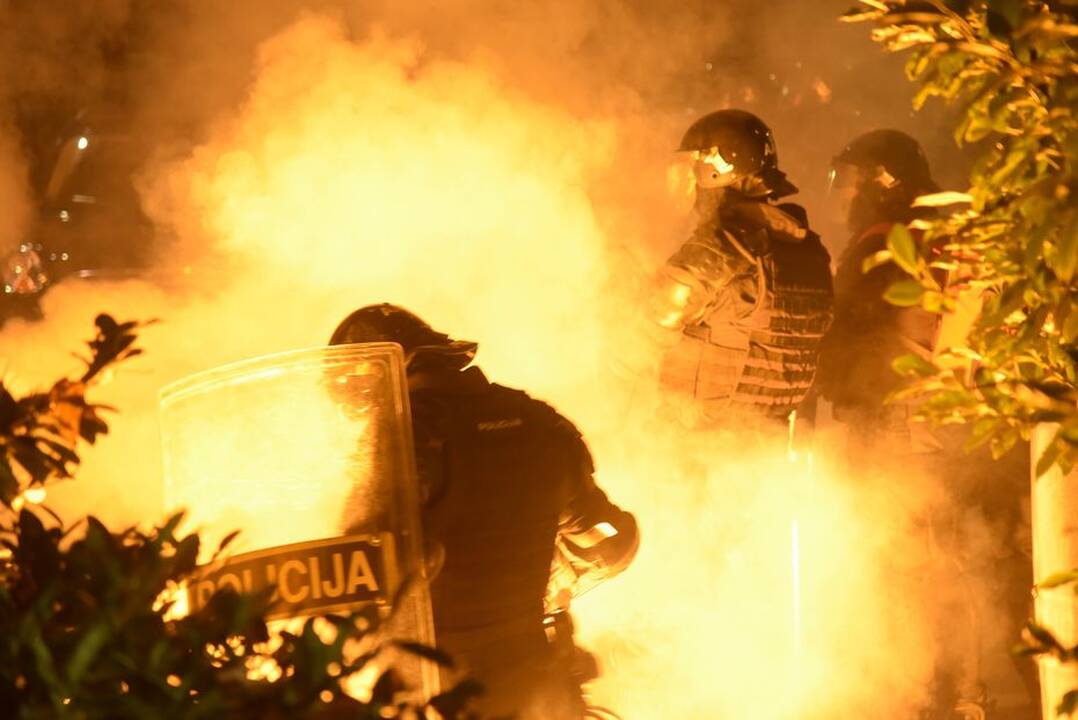 Slovėnijoje per protestus prieš viruso suvaldymo priemones kilo riaušės