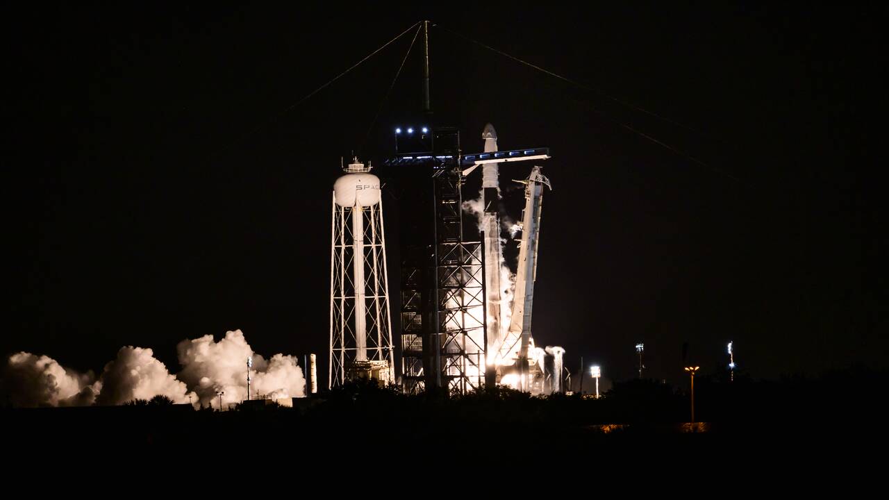 „SpaceX“ paleido įgulą pirmajam privačiam skrydžiui į poliarinę orbitą