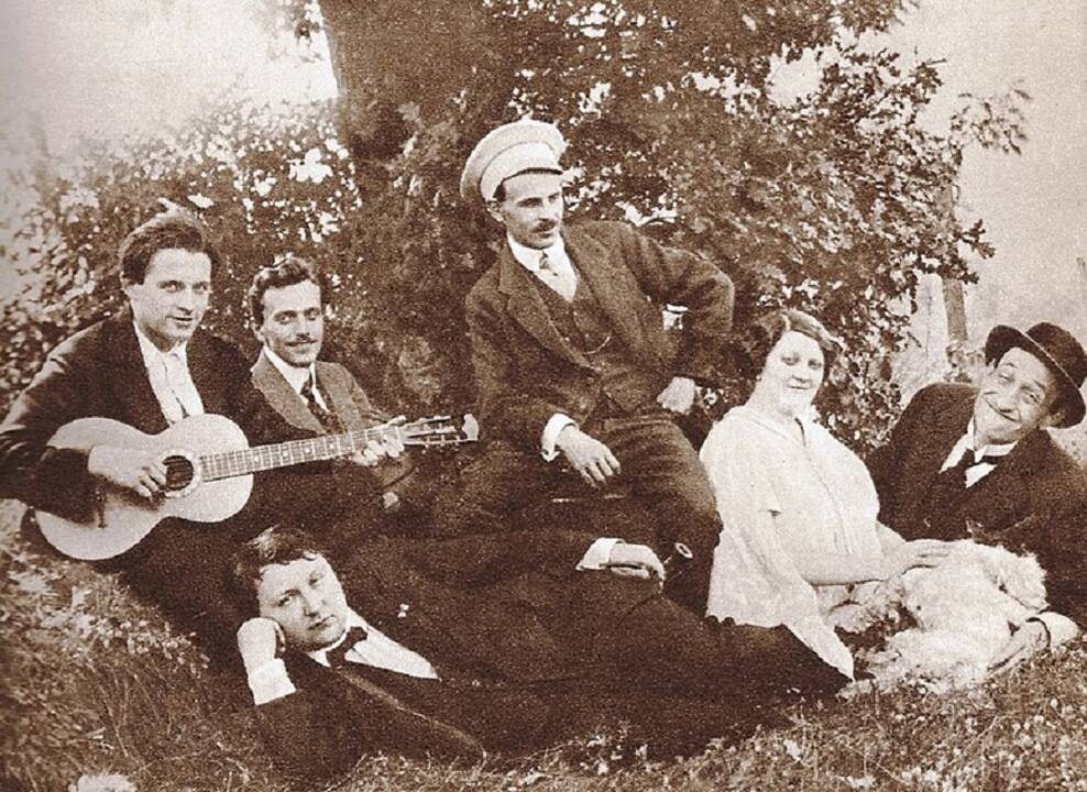 Draugystė: bohemiškas Jaroslavas (prigulęs) visada buvo apsuptas bičiulių, 1914 m.