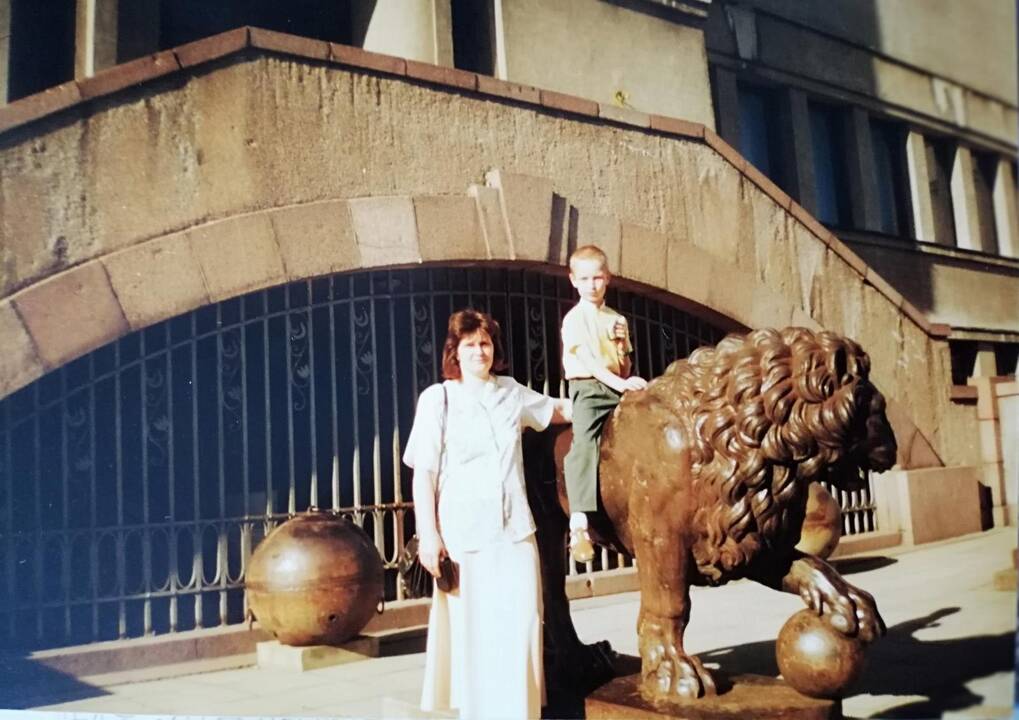 Tradicija – foto prie Karo muziejaus liūtų (daugiau kaip 250 foto)