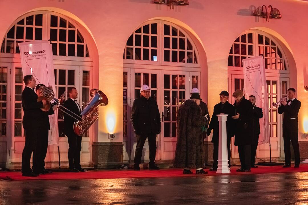 Muzikinis teatras siunčia kauniečiams šviesos ir garso sveikinimą