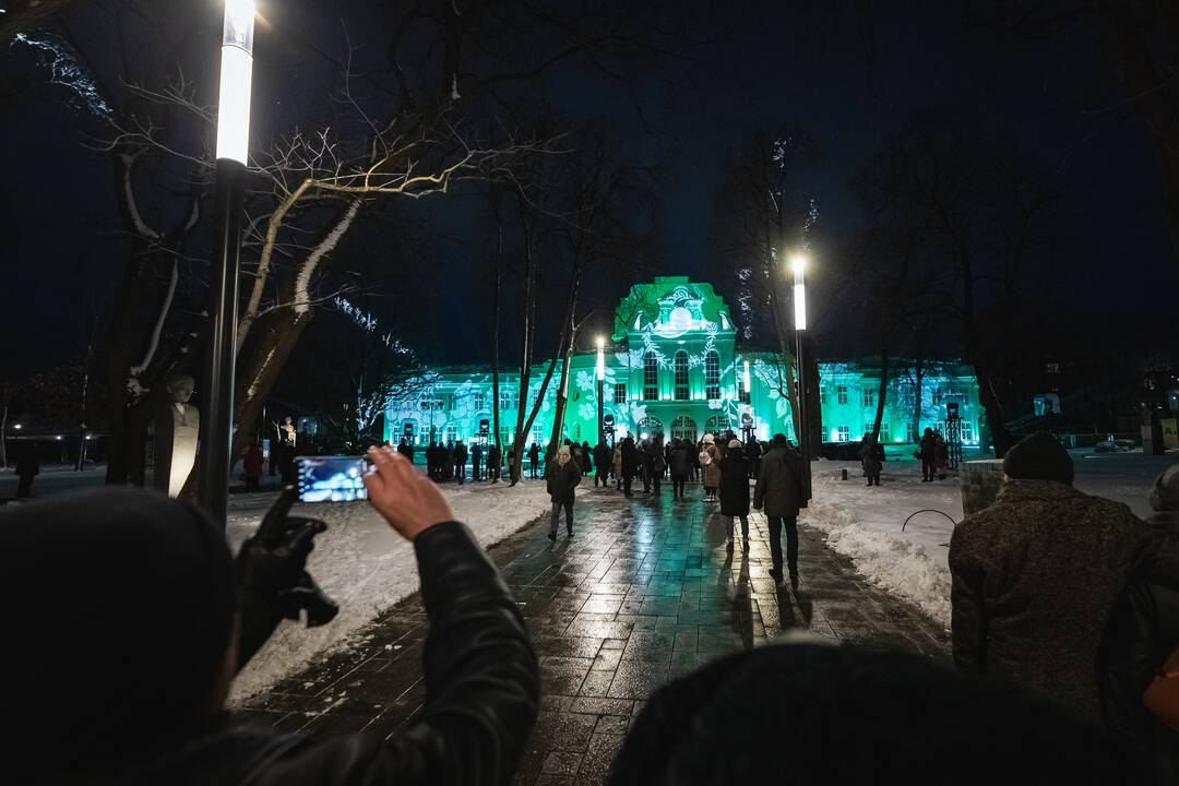 Muzikinis teatras siunčia kauniečiams šviesos ir garso sveikinimą