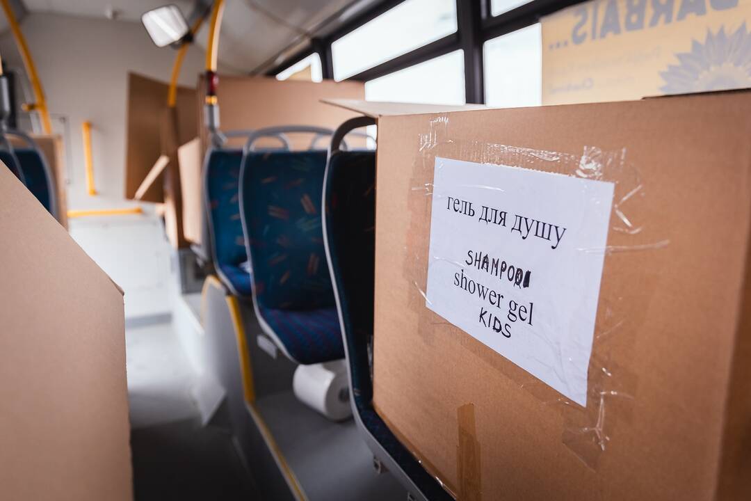 Kauniečiai prie "Megos" vangiai aukoja Charkivo žmonėms