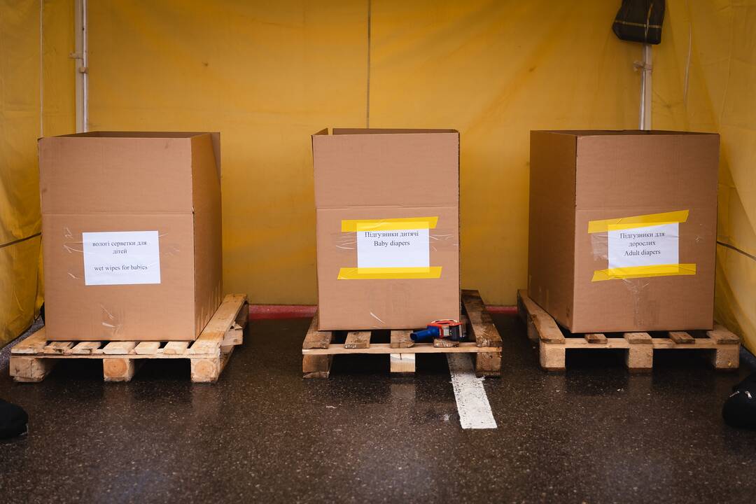 Kauniečiai prie "Megos" vangiai aukoja Charkivo žmonėms
