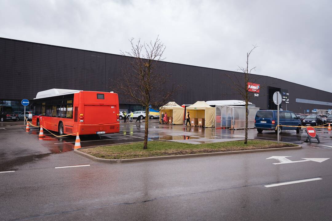 Kauniečiai prie "Megos" vangiai aukoja Charkivo žmonėms