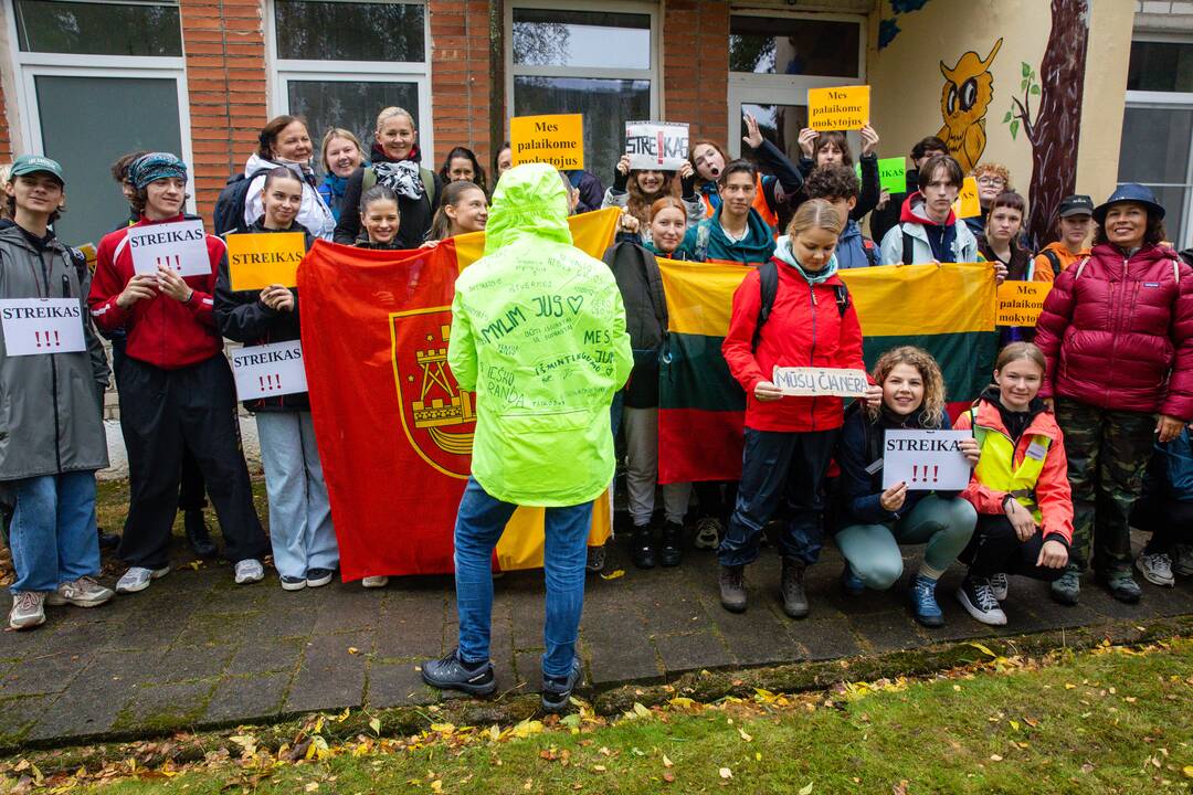 Mokytojų protesto eisena pėsčiomis iš Klaipėdos į Vilnių