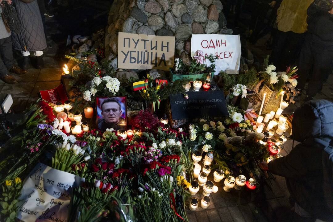 Žmonės rinkosi prie KGB muziejaus pagerbti A. Navalno
