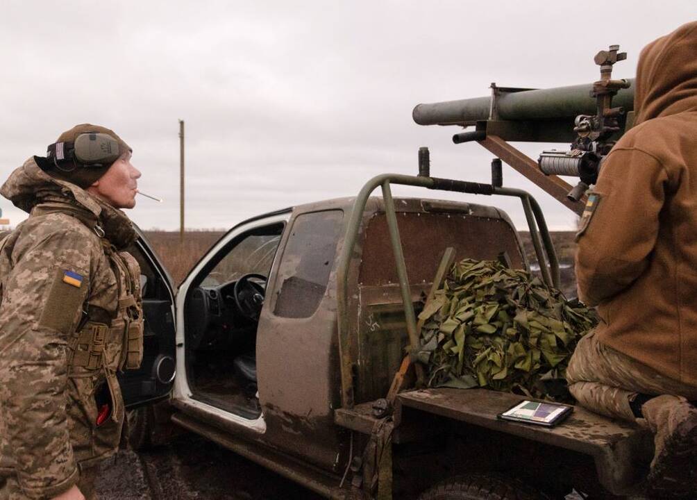Žiniasklaida: Ukrainos kariams labai trūksta amunicijos, puolamosios operacijos atšauktos