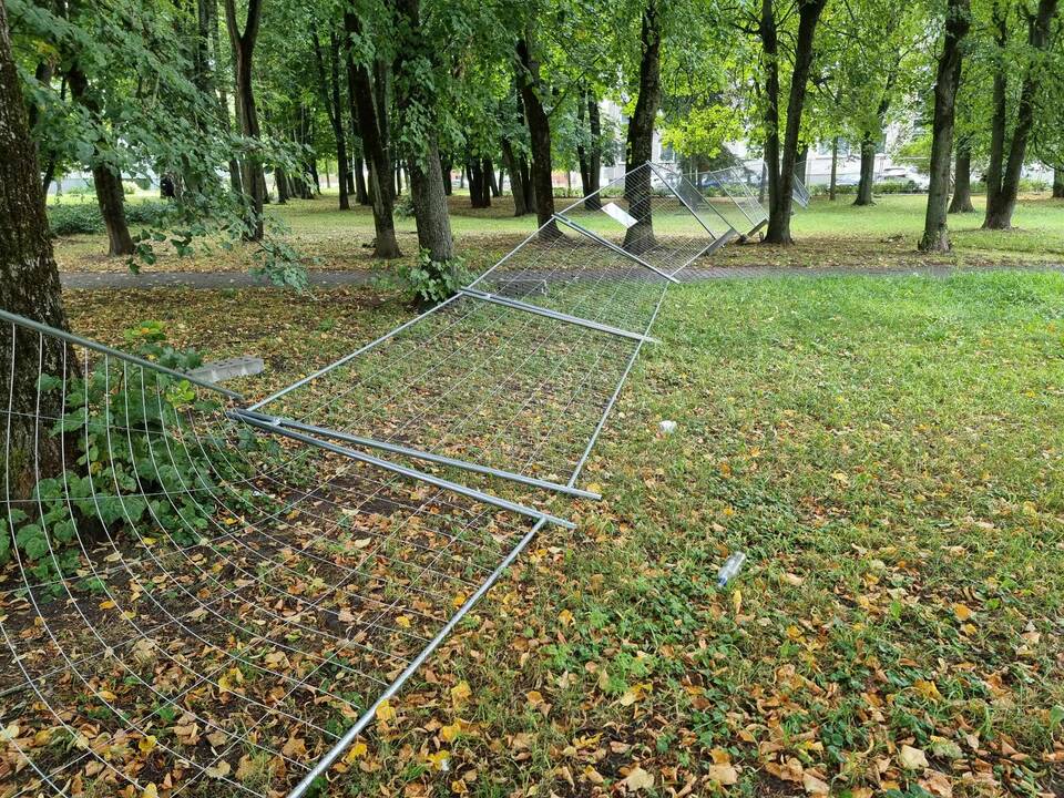 Išvartė: kažkas suniokojo metalinę tvorą, kuria buvo aptvertas privatus sklypas Taikos prospekte.