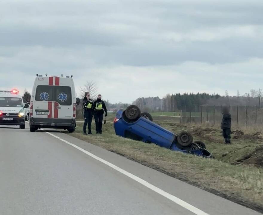 Avarija Panevėžio rajone: nuo kelio nuvažiavo ir apvirto neblaivaus vairuotojo automobilis